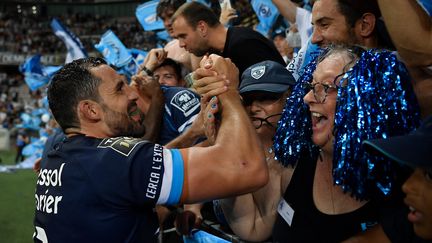 Les joueurs de Montpellier célèbrent la victoire avec le public, à Nice, le 18 juin 2022. (NICOLAS TUCAT / AFP)