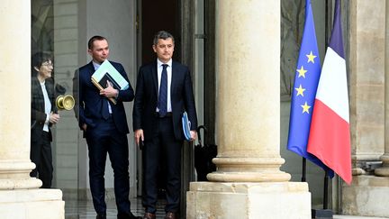 Gérald Darmanin (D) et Olivier Dussopt (G), les ministres de l'Intérieur et du Travail, le 13 avril 2022 à l'Elysée. (ALAIN JOCARD / AFP)