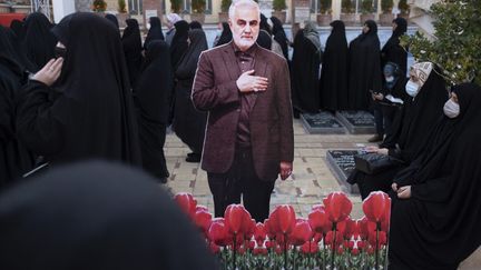 A reproduction of Qassem Soleimani, general of the Revolutionary Guards, near his grave in Kerman (southern Iran), January 2, 2023. (MORTEZA NIKOUBAZL / NURPHOTO / AFP)