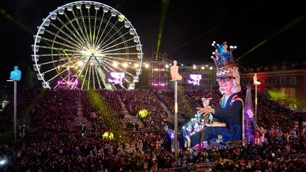 Un char intitulé "le roi de la mode" lors du 136e Carnaval de Nice, le 18 février 2020. (VALERY HACHE / AFP)