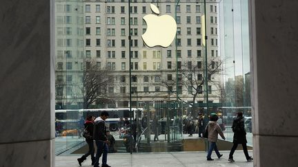 Devant un Apple store &agrave; New York (Etats-Unis), le 14 janvier 2013. (SPENCER PLATT / GETTY IMAGES NORTH AMERICA / AFP)