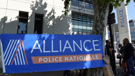 Des&nbsp;policiers&nbsp;sous la bannière du syndicat Alliance&nbsp;se rassemblent devant un commissariat de Bordeaux, lors d'une journée de mobilisation des employés du secteur public, le 22 mai 2018. (MEHDI FEDOUACH / AFP)