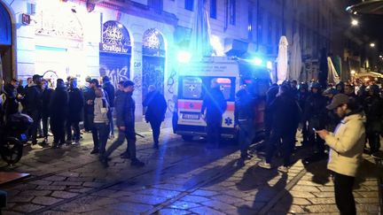 Une ambulance dans les rues de Milan, le 7 novembre 2023, après un coup de couteau adressé à un supporter parisien. (MAXPPP)