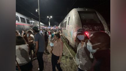 Photo postée le 30 août dans la soirée sur Twitter par un passager d'un TGV Biarritz-Bordeaux bloqué à Morcenx (Landes). (CAPTURE D'ÉCRAN)