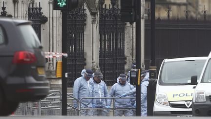 La police au travail aux abords du Parlement britannique, jeudi 23 mars 2017, au lendemain de l'attaque qui a coûté la vie à trois personnes, dont un policier. (NEIL HALL / REUTERS)