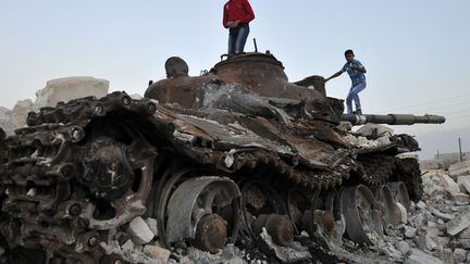 De jeunes Syriens jouent sur un char abandonn&eacute; &agrave; Alep (Syrie), le 7 octobre 2012. (TAUSEEF MUSTAFA / AFP)