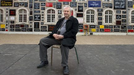 Ben devant son "mur de mots", dans la cour de la "Fondation du doute" à Blois (mars 2013)
 (Alain Jocard / AFP)