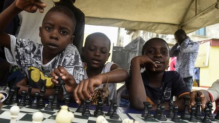 Dans ce bidonville beaucoup de jeunes ne vont pas à l'école, car ils travaillent pour aider leur famille. Le but de ce club est de leur offrir un espace où ils peuvent s'ouvrir à autre chose. En un an d'existence, le club a conquis des adeptes pleins d'enthousiasme. Un enfant, qui a rejoint le club en janvier 2019, est arrivé, quatre mois plus tard, premier au championnat national d'échecs dans sa catégorie d'âge. (PIUS UTOMI EKPEI/AFP)