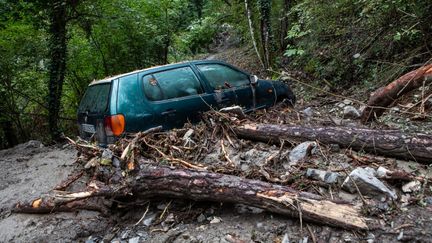 A Clans (Alpes-Maritimes), le passage de la tempête Alex a coupé les routes, lundi 5 octobre 2020. (CAMY VERRIER / HANS LUCAS / AFP)