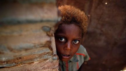 Leur origine est incertaine. Etaient-ils alliés à l'armée éthiopienne lors de l’occupation du Yémen au VIe siècle ? Sont-ils les descendants des soldats abandonnés par cette armée quand elle fut chassée du pays ? Ou encore des cousins éloignés des aborigènes d’Australie ?

Toutes ces suppositions sont sans réel fondement. Leur présence sur les terres de la péninsule arabique est sûrement aussi ancienne que celles des autres communautés, pensent les historiens. (REUTERS/Khaled Abdullah Ali Al Mahdi)