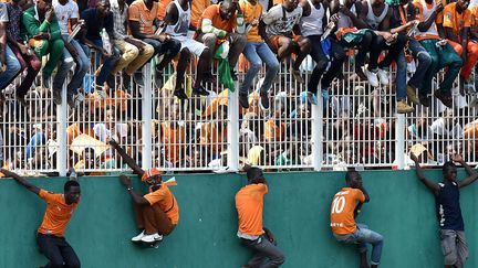 Le stade&nbsp;F&eacute;lix-Houphou&euml;t-Boigny &agrave; Abidjan (C&ocirc;te-d'Ivoire) d&eacute;borde de supporters venus accueillir leur &eacute;quipe de football victorieuse de la Coupe d'Afrique des Nations, le 9 f&eacute;vrier 2015. (SIA KAMBOU / AFP)