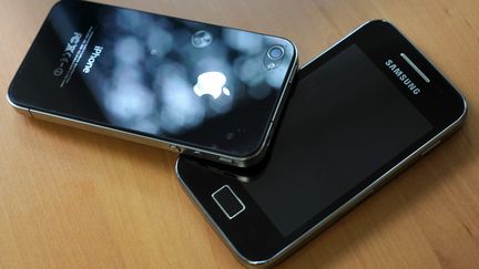 Un iPhone d'Apple et un t&eacute;l&eacute;phone Galaxy de Samsung. (DAMIEN MEYER / AFP)