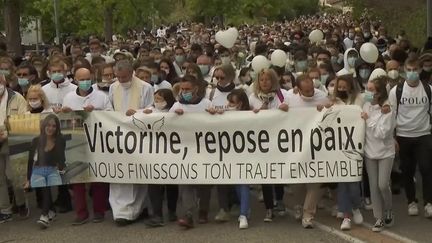 Mort de Victorine : une marche blanche à Villefontaine en hommage à la jeune fille (France 2)