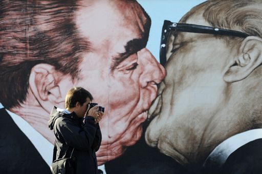 Le baiser Brejnev-Honecker a inspiré des générations d&#039;artistes......
 (AFP / John MacDougall)