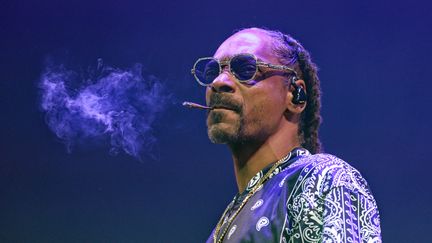 Le rappeur Snoop Dogg lors d'un concert à Cologne (Allemagne) en septembre 2023. (HENNING KAISER / DPA / AFP)