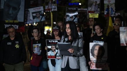 La mère de l'otage Matan Zangauker, Einav Zangauker, s'exprime après la diffusion d'une vidéo de son fils, à Tel Aviv (Israël), le 7 décembre 2024. (MOSTAFA ALKHAORUF/ANADOLU/AFP)