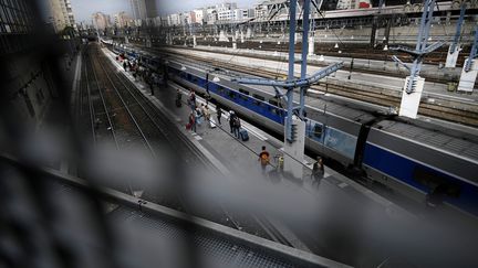 Des passagers embarquent à la gare Montparnasse lundi 31 juillet, alors que le trafic reste perturbé en raison d'une panne de signalisation. (LIONEL BONAVENTURE / AFP)