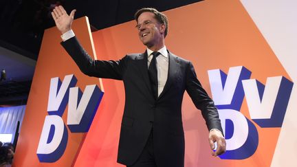 Le Premier ministre néerlandais Mark Rutte célèbre sa victoire aux élections législatives, le 15 mars 2017, à La Haye (Pays-Bas).&nbsp; (JOHN THYS / ANP)