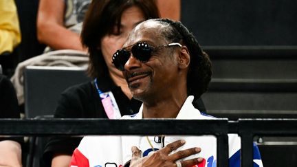 Snoop Dogg lors des épreuves de gymnastique, aux Jeux olympiques de Paris 2024, à la Bercy Arena, le 28 juillet 2024. (LOIC VENANCE / AFP)