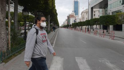 Avenue Bourguiba, dans le centre de Tunis, le 18 mars 2020 juste avant 18h, heure du couvre-feu instauré pour lutter contre le coronavirus... D'habitude, l'avenue, cœur de la capitale de la Tunisie, est noire de monde, jour et nuit, été comme hiver. (FETHI BELAID / AFP)