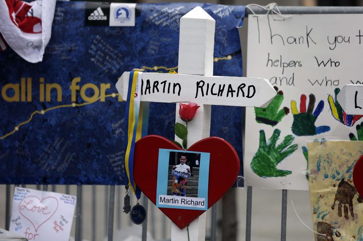 Une photo de Martin Richard, l'une des victimes du double attentat du marathon de Boston (Etats-Unis), est affich&eacute; sur un m&eacute;morial dans la ville, le 18 avril 2013. (MATT ROURKE / AP / SIPA)