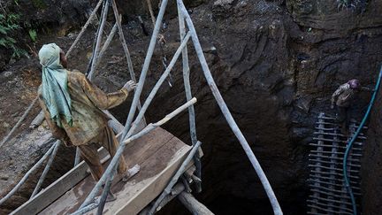 Ces mines artisanales ne respectent pas les mesures de sécurité, mais la police qui empoche des pots-de-vin préfère fermer les yeux.

Les inspecteurs du travail se comptent sur les doigts de la main. (AFP PHOTO/ Roberto Schmidt)