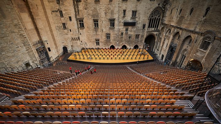 Les gradins devant la scène du Palais des Papes d'avignon (2015). (CHRISTOPHE RAYNAUD DE LAGE)