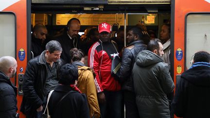 Des voyageurs à la gare de Lyon à Paris, mardi 3 avril 2018. (LUDOVIC MARIN / AFP)