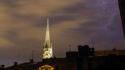 L'&eacute;glise Saint-Michel de Bordeaux (Gironde), dans l'orage, le 26 juillet. (NICOLAS TUCAT / AFP)