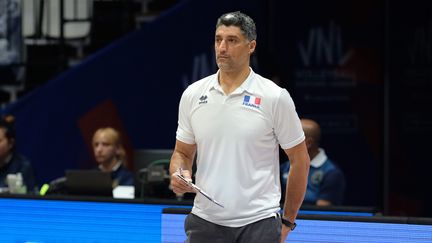 L'entraîneur Andrea Giani, légende du volley italien, lors des quarts de finale de la Ligue des nations, opposant la France et le Japon, le 21 juillet 2022, à Bologne (Italie). (MAXPPP)