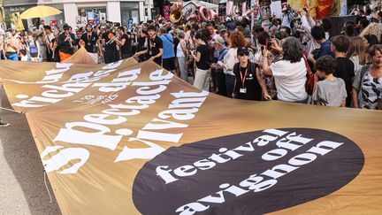 La parade des compagnies du Festival Off d'Avignon, le 6 juillet 2023 (ANGELIQUE SUREL / MAXPPP)