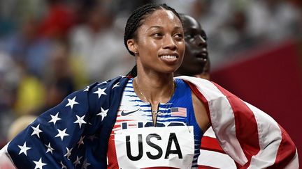 Allyson Felix, après sa victoire sur le relais 4x400m, lors des Jeux olympiques de Tokyo, le 7 août 2021 au Japon. (JEWEL SAMAD / AFP)