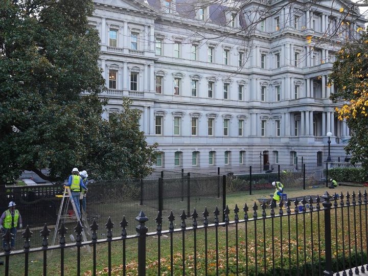 De nouvelles barrières sont installées autour de la Maison Blanche, à Washington (Etats-Unis), le 1er novembre 2024. (ANDREW LEYDEN / NURPHOTO / AFP)