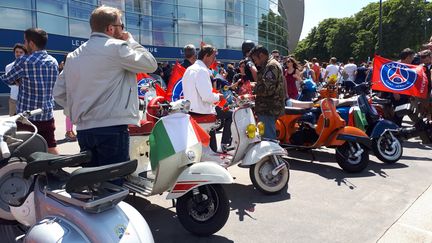 Des dizaines de supporters du PSG devant le Parc des Princes à Paris lors de la présentation officielle à la presse de Gianluigi Buffon, le 9 juillet 2018. (FRANCEINFO / RADIOFRANCE)