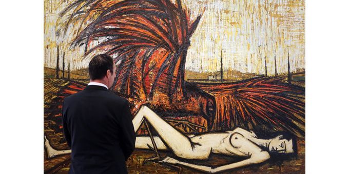 Un visiteur observe le tableau de Buffet &quot;Les oiseaux, le rapace&quot; (1/11/2012)
 (Nicolas Tucat / AFP)