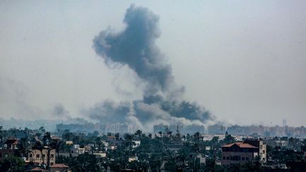 De la fumée s'élève de Khan Younis après une frappe israélienne le 17 août 2024 dans la bande de Gaza. (BASHAR TALEB / AFP)