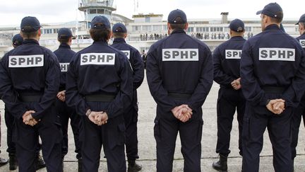 Des membres du Service de Protection des Hautes Personalit&eacute;s (SPHP) participent &agrave; une c&eacute;r&eacute;monie marquant le 75&egrave;me anniversaire du SPHP, le 15 septembre 2010 au Mus&eacute;e de l'air et de l'espace du Bourget (Seine-Saint-Denis). (PATRICK KOVARIK / AFP)