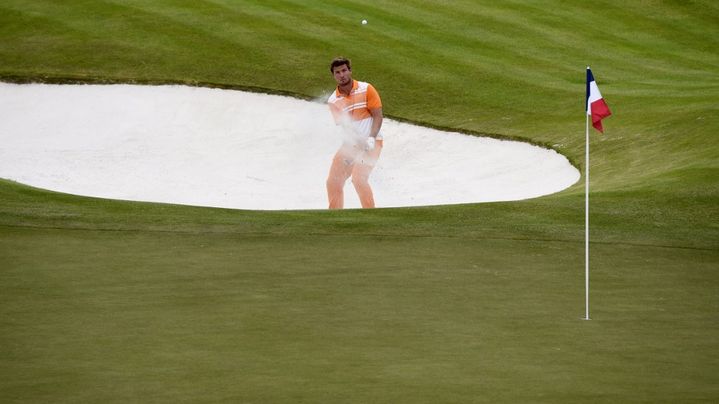 Le golfeur français Mathieu Decottignies-Lafon tente de sortir du bunker lors de l'Open de France, le 1er juillet 2016, au Golf national de Guyancourt. (DOMINIQUE FAGET / AFP)