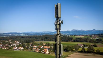 Une antenne 5G, près de Montpreveyres dans l'ouest de la Suisse, le 15 septembre 2019. (FABRICE COFFRINI / AFP)