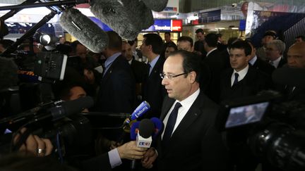 Fran&ccedil;ois Hollande lors de sa visite &agrave; Roissy (Val-d'Oise), le 18 avril 2013. (KENZO TRIBOUILLARD / AFP)