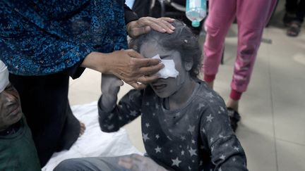 Une petite fille se fait soigner à l'hôpital al-Aqsa, le 9 décembre 2023 à Gaza. (ASHRAF AMRA / ANADOLU)