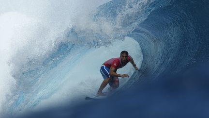 Le surfeur français Kauli Vaast sur la vague de Teahupo'o, lors de son quart de finale des Jeux olympiques, le 1er août 2024. (BEN THOUARD / POOL / AFP)