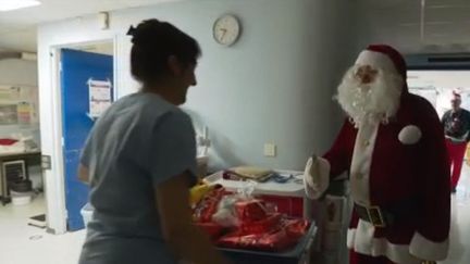 Noël : le Père Noël est passé auprès des enfants hospitalisés