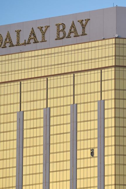 Des fenêtres brisées sur la façade du Mandalay Bay, le 2 octobre 2017, là où Stephen Paddock a tiré sur la foule du festival Route 91 Harvest (DAVID BECKER / GETTY IMAGES NORTH AMERICA / AFP)