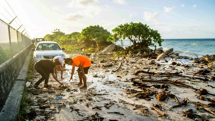 La route menant à l'aéroport de Majuro, aux îles Marshall, est inondée et recouverte de débris, le 6 décembre 2021. (CHEWY LIN / AFP)