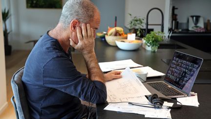 Un homme en télétravail devant son ordinateur, en janvier 2022. (VANESSA MEYER / MAXPPP)