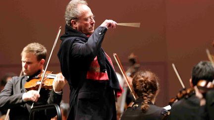 Emmanuel Krivine avec la Chambre Philharmonique à la Cote-Saint-André en août 2013 (JEAN FRANCOIS SOUCHET / PHOTOPQR / LE DAUPHINE / MAXPPP)