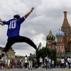 Un homme portant un maillot de de Zinédine Zidane saute sur la place Rouge, à Moscou (Russie), le 13 juillet 2018. (GABRIEL BOUYS / AFP)