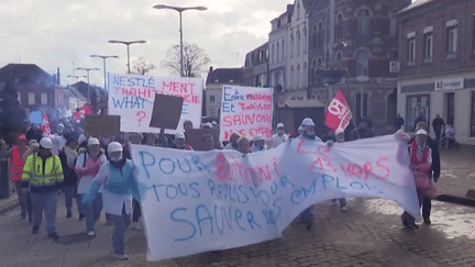 Plusieurs centaines de personnes ont manifesté lundi 13 mars à Caudry, dans le Nord, où l'activité de l'usine Buitoni est suspendue depuis le début du mois. Les salariés craignent une fermeture définitive du site, rendu tristement célèbre par le scandale des pizzas contaminées.