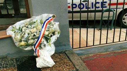 &nbsp; (Une gerbe de fleur déposée sur le lieu où a été assassiné Claude Erignac en 1998 © maxPPP)